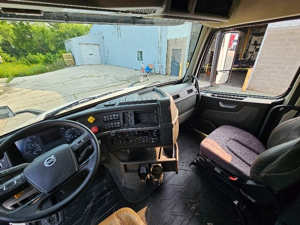 Sleeper Tractor-Heavy Duty Tractors-Volvo-2020-VNL64760-Milwaukee-WI-497,566\n\t\tmiles-$ 64,250 - Image 12