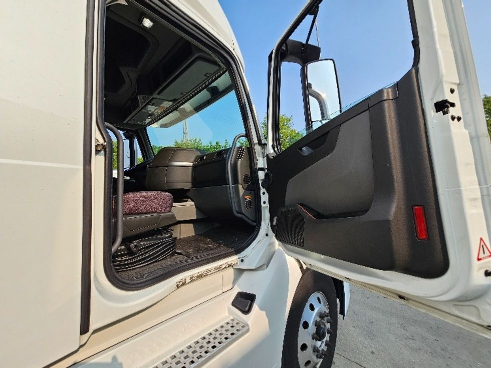 Sleeper Tractor-Heavy Duty Tractors-Volvo-2020-VNL64760-Milwaukee-WI-497,566\n\t\tmiles-$ 64,250 - Image 13