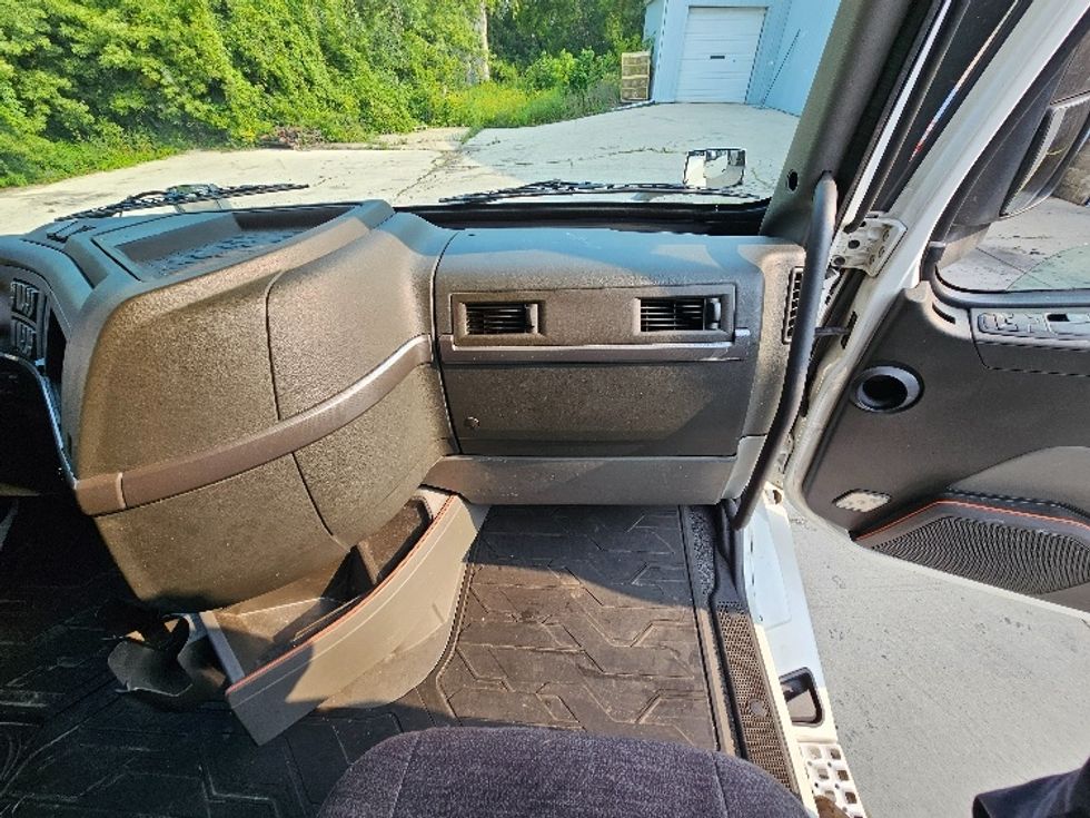 Sleeper Tractor-Heavy Duty Tractors-Volvo-2020-VNL64760-Milwaukee-WI-497,566\n\t\tmiles-$ 64,250 - Image 14