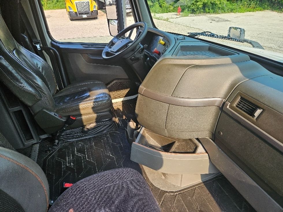 Sleeper Tractor-Heavy Duty Tractors-Volvo-2020-VNL64760-Milwaukee-WI-497,566\n\t\tmiles-$ 64,250 - Image 15