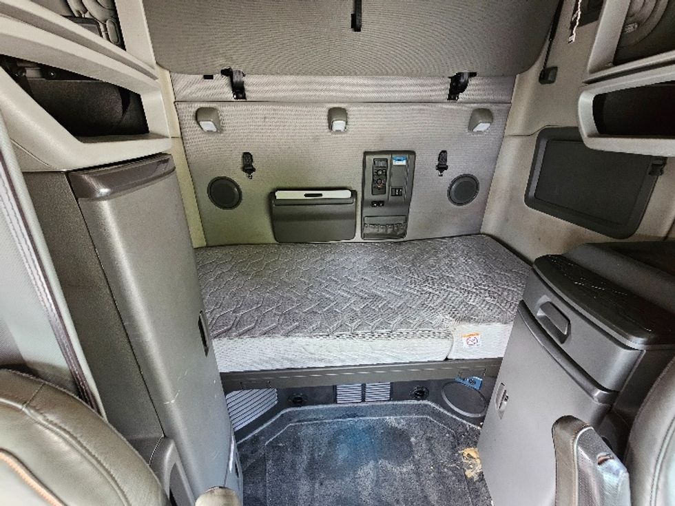 Sleeper Tractor-Heavy Duty Tractors-Volvo-2020-VNL64760-Milwaukee-WI-497,566\n\t\tmiles-$ 64,250 - Image 16