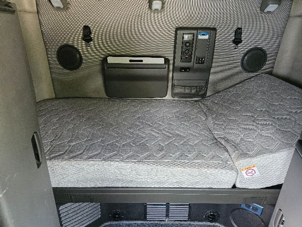 Sleeper Tractor-Heavy Duty Tractors-Volvo-2020-VNL64760-Milwaukee-WI-497,566\n\t\tmiles-$ 64,250 - Image 17