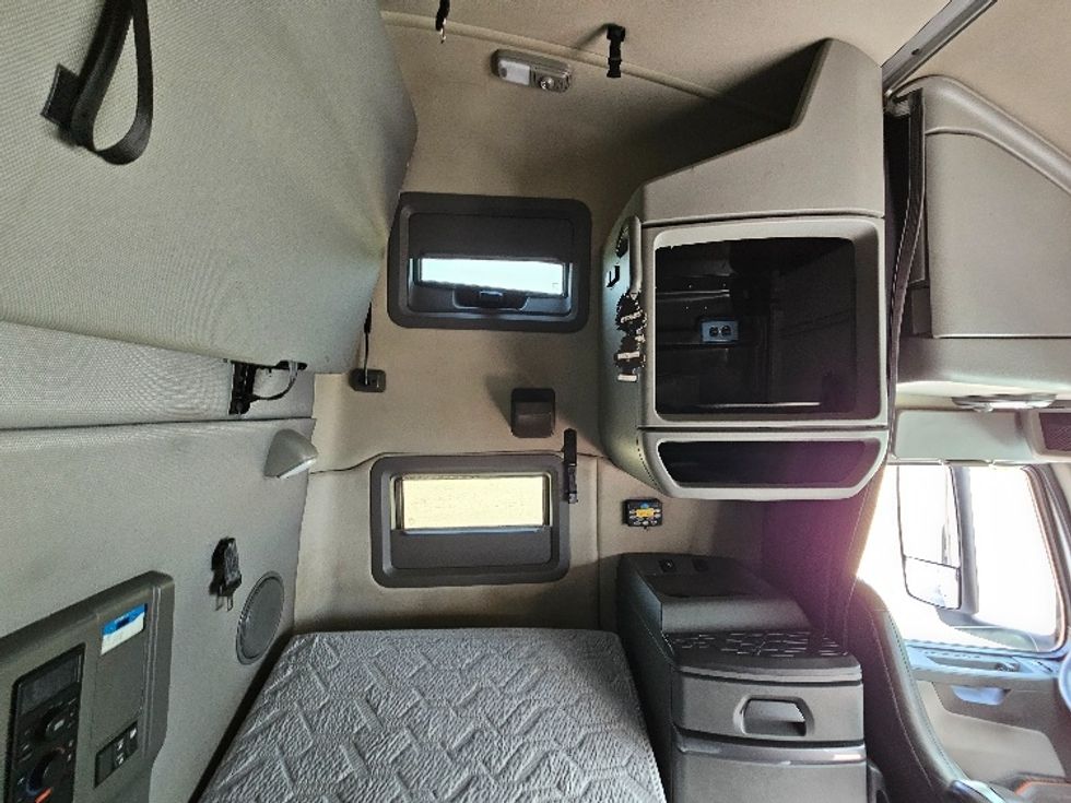 Sleeper Tractor-Heavy Duty Tractors-Volvo-2020-VNL64760-Milwaukee-WI-497,566\n\t\tmiles-$ 64,250 - Image 18