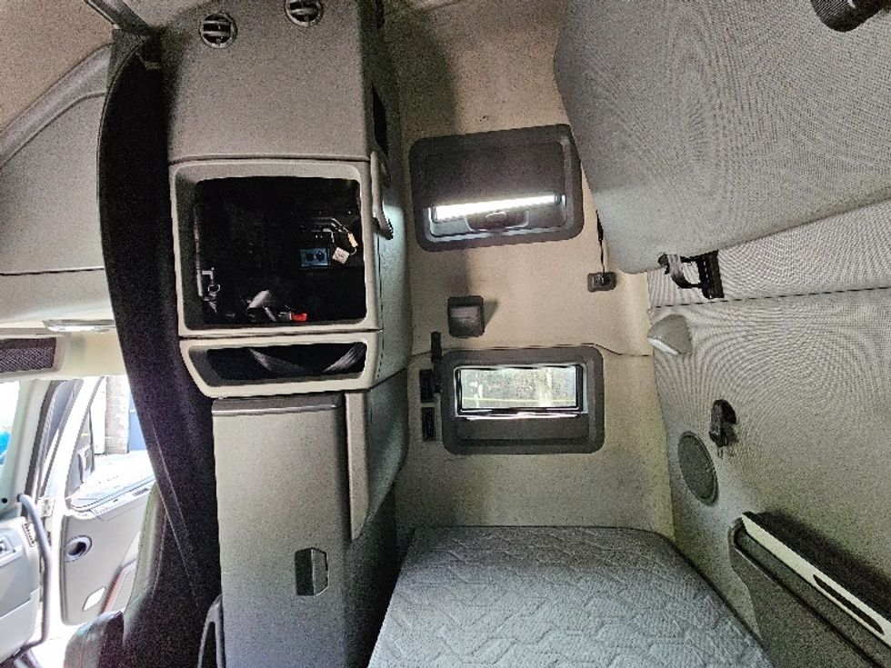 Sleeper Tractor-Heavy Duty Tractors-Volvo-2020-VNL64760-Milwaukee-WI-497,566\n\t\tmiles-$ 64,250 - Image 19