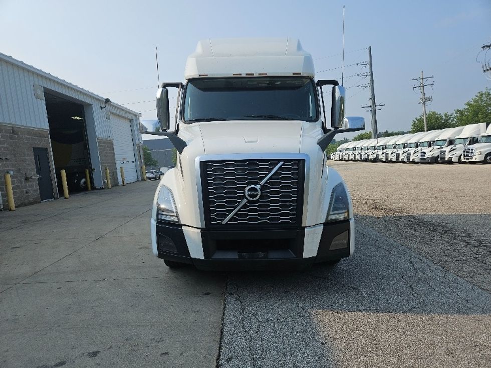 Sleeper Tractor-Heavy Duty Tractors-Volvo-2020-VNL64760-Milwaukee-WI-497,566\n\t\tmiles-$ 64,250 - Image 2