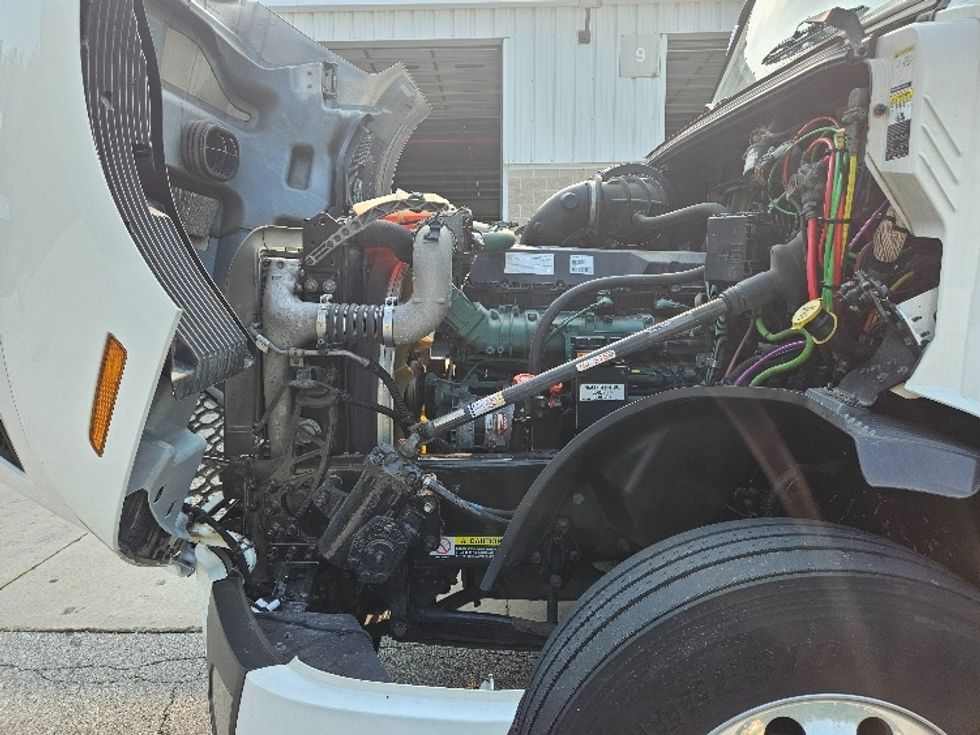 Sleeper Tractor-Heavy Duty Tractors-Volvo-2020-VNL64760-Milwaukee-WI-497,566\n\t\tmiles-$ 64,250 - Image 21