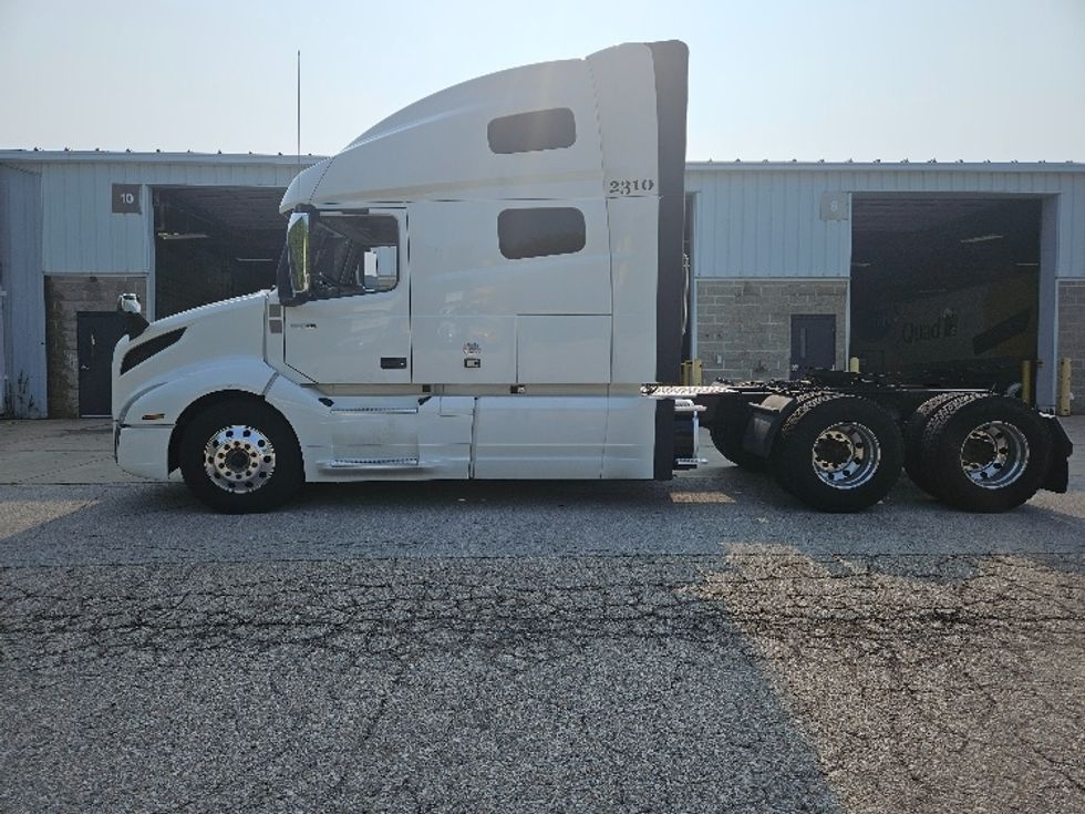 Sleeper Tractor-Heavy Duty Tractors-Volvo-2020-VNL64760-Milwaukee-WI-497,566\n\t\tmiles-$ 64,250 - Image 4