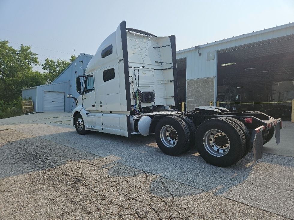 Sleeper Tractor-Heavy Duty Tractors-Volvo-2020-VNL64760-Milwaukee-WI-497,566\n\t\tmiles-$ 64,250 - Image 5