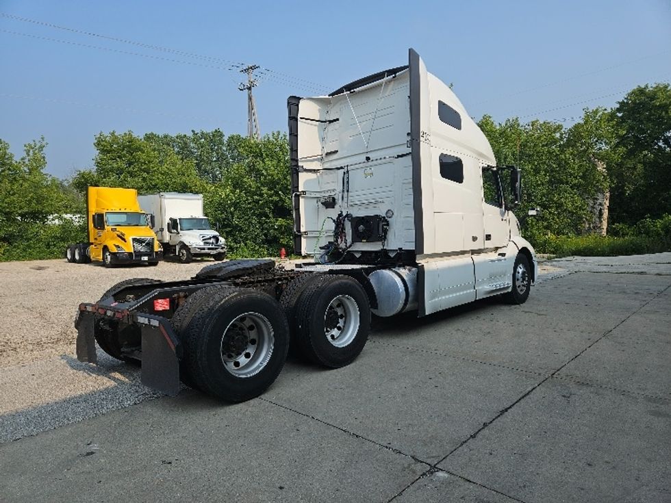 Sleeper Tractor-Heavy Duty Tractors-Volvo-2020-VNL64760-Milwaukee-WI-497,566\n\t\tmiles-$ 64,250 - Image 7