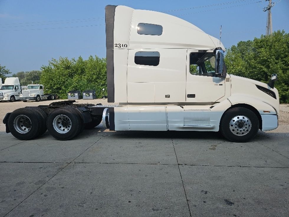 Sleeper Tractor-Heavy Duty Tractors-Volvo-2020-VNL64760-Milwaukee-WI-497,566\n\t\tmiles-$ 64,250 - Image 8