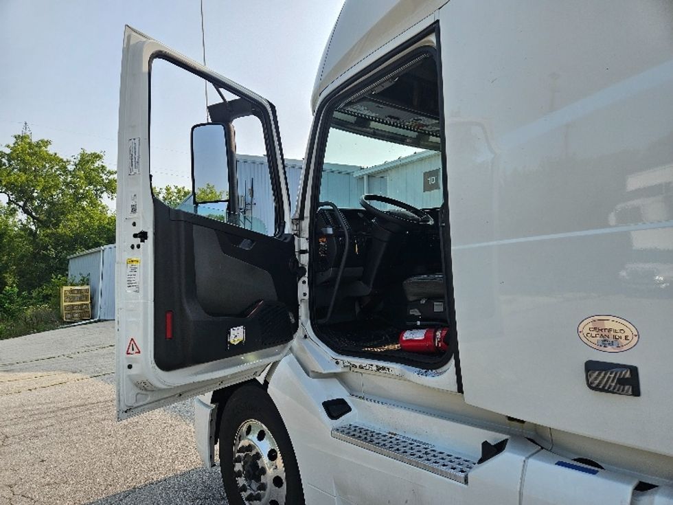 Sleeper Tractor-Heavy Duty Tractors-Volvo-2020-VNL64760-Milwaukee-WI-497,566\n\t\tmiles-$ 64,250 - Image 9