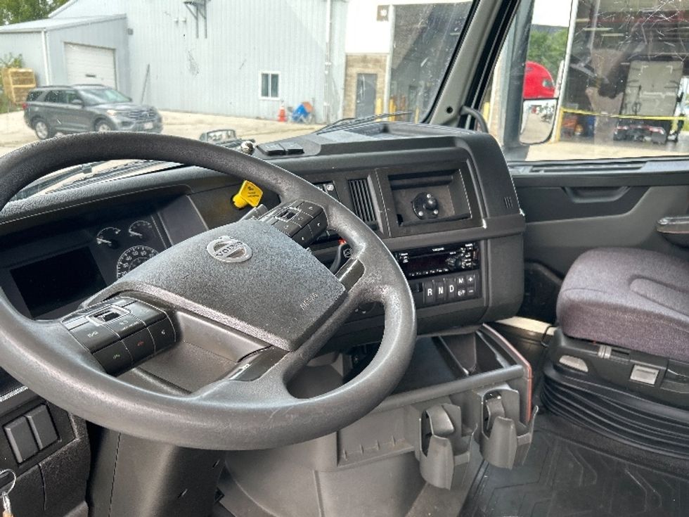 Sleeper Tractor-Heavy Duty Tractors-Volvo-2020-VNL64760-Milwaukee-WI-564,005\n\t\tmiles-$ 59,000 - Image 10