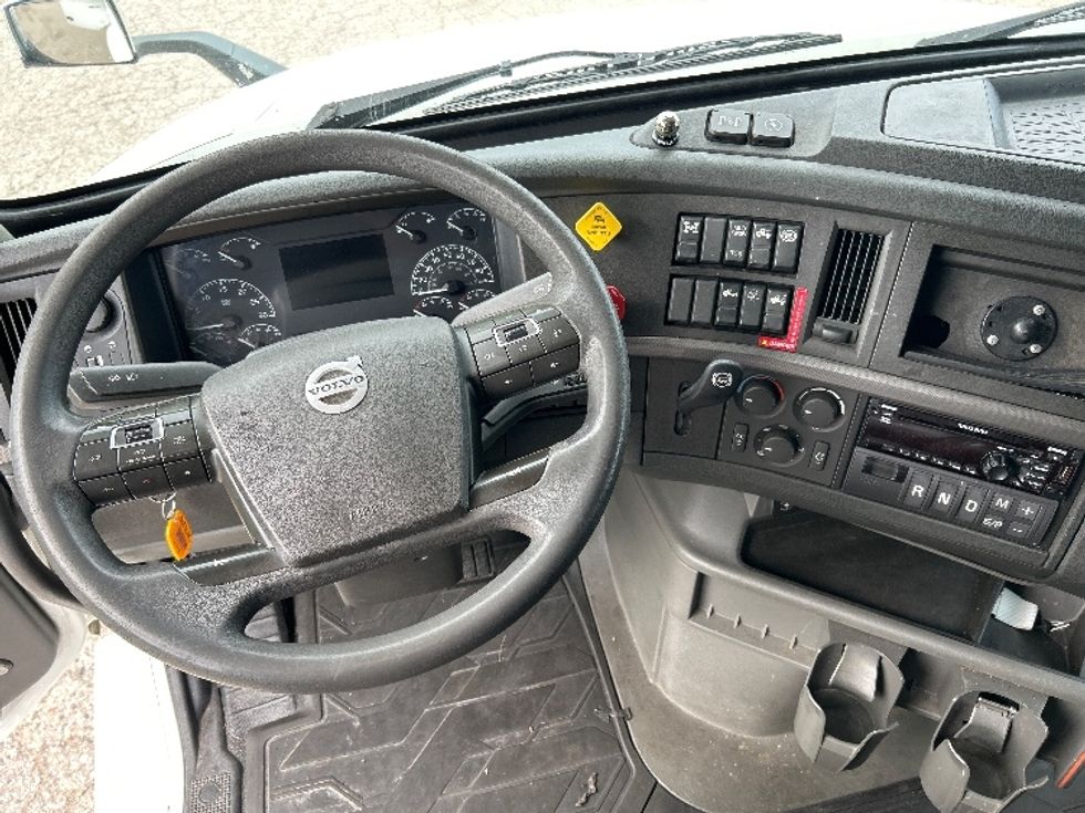 Sleeper Tractor-Heavy Duty Tractors-Volvo-2020-VNL64760-Milwaukee-WI-564,005\n\t\tmiles-$ 59,000 - Image 11