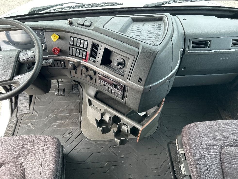 Sleeper Tractor-Heavy Duty Tractors-Volvo-2020-VNL64760-Milwaukee-WI-564,005\n\t\tmiles-$ 59,000 - Image 12