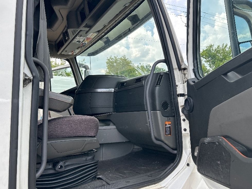 Sleeper Tractor-Heavy Duty Tractors-Volvo-2020-VNL64760-Milwaukee-WI-564,005\n\t\tmiles-$ 59,000 - Image 13