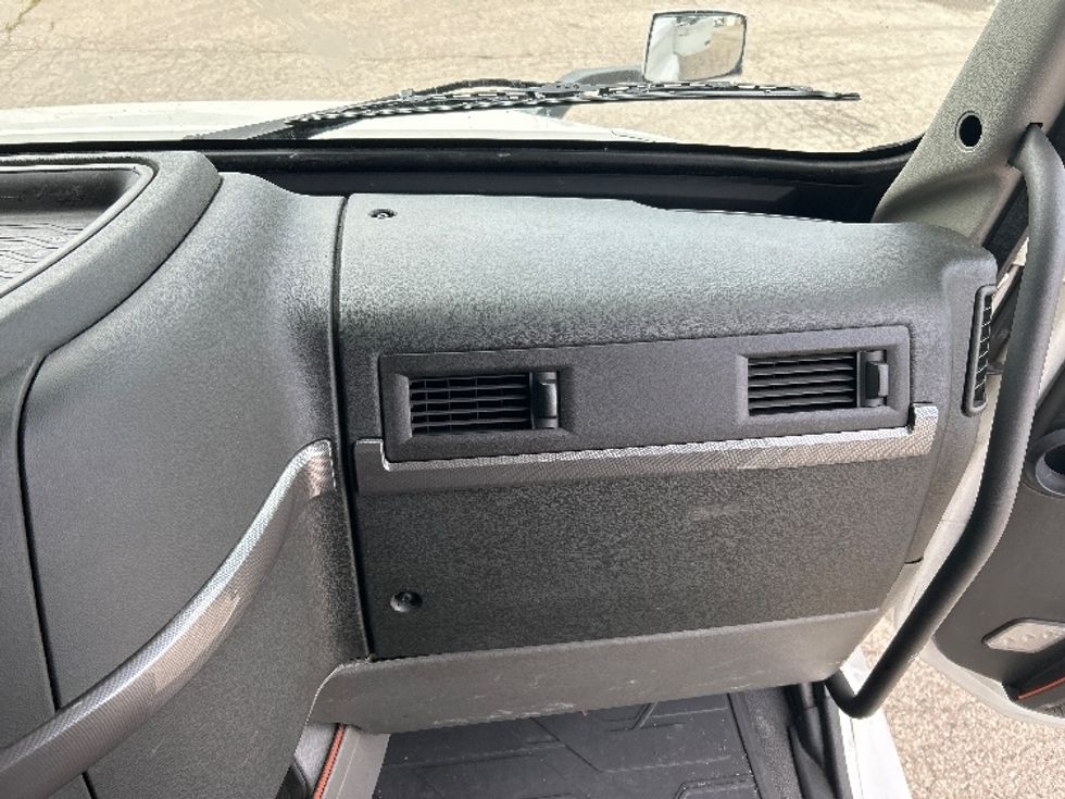 Sleeper Tractor-Heavy Duty Tractors-Volvo-2020-VNL64760-Milwaukee-WI-564,005\n\t\tmiles-$ 59,000 - Image 14