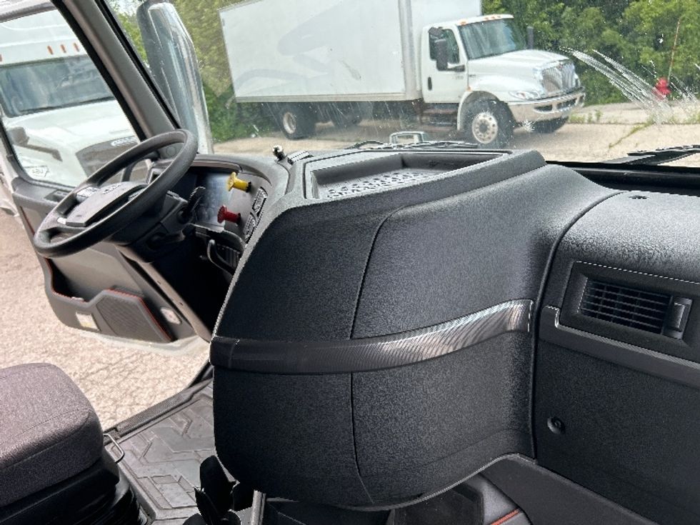 Sleeper Tractor-Heavy Duty Tractors-Volvo-2020-VNL64760-Milwaukee-WI-564,005\n\t\tmiles-$ 59,000 - Image 15