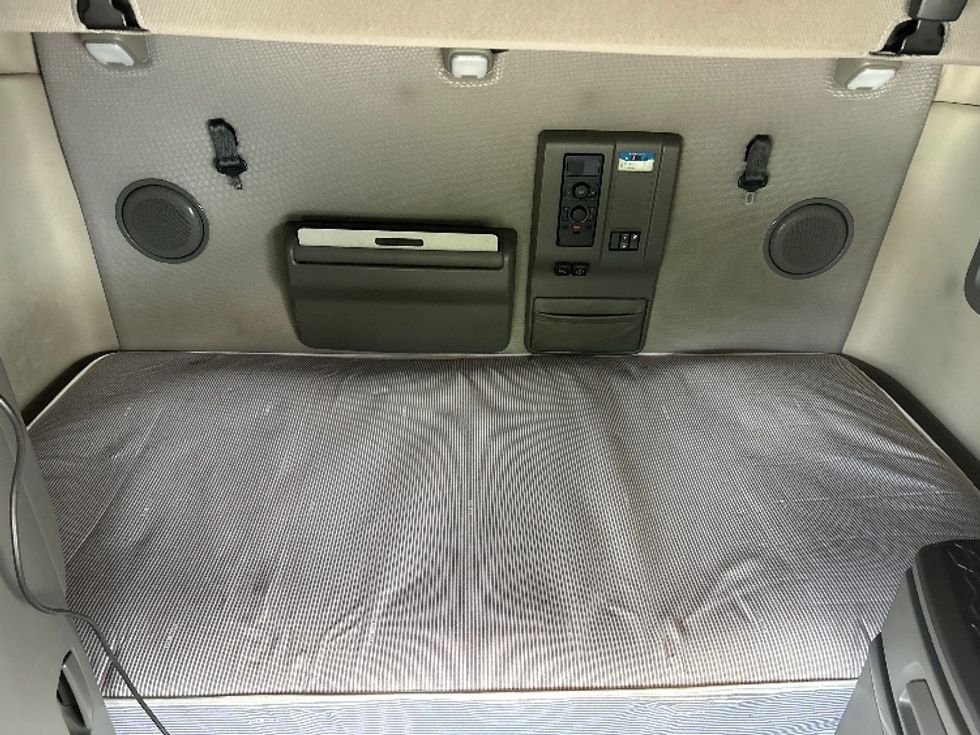 Sleeper Tractor-Heavy Duty Tractors-Volvo-2020-VNL64760-Milwaukee-WI-564,005\n\t\tmiles-$ 59,000 - Image 16