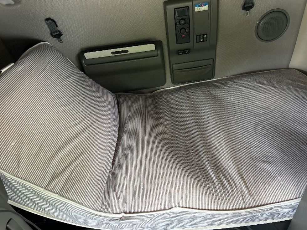 Sleeper Tractor-Heavy Duty Tractors-Volvo-2020-VNL64760-Milwaukee-WI-564,005\n\t\tmiles-$ 59,000 - Image 17