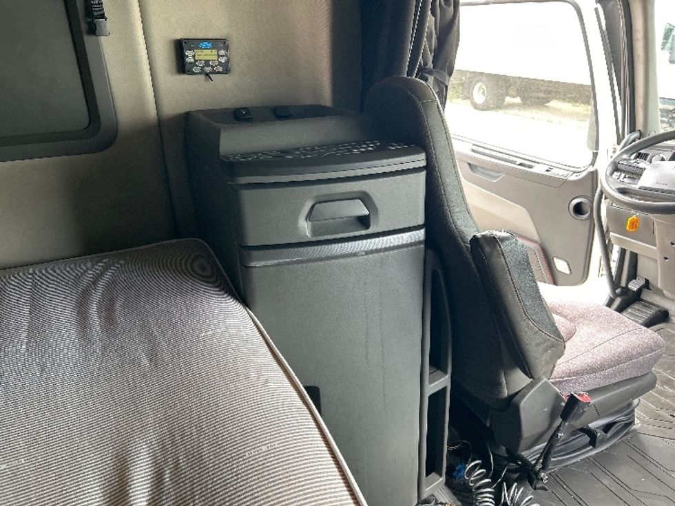 Sleeper Tractor-Heavy Duty Tractors-Volvo-2020-VNL64760-Milwaukee-WI-564,005\n\t\tmiles-$ 59,000 - Image 18