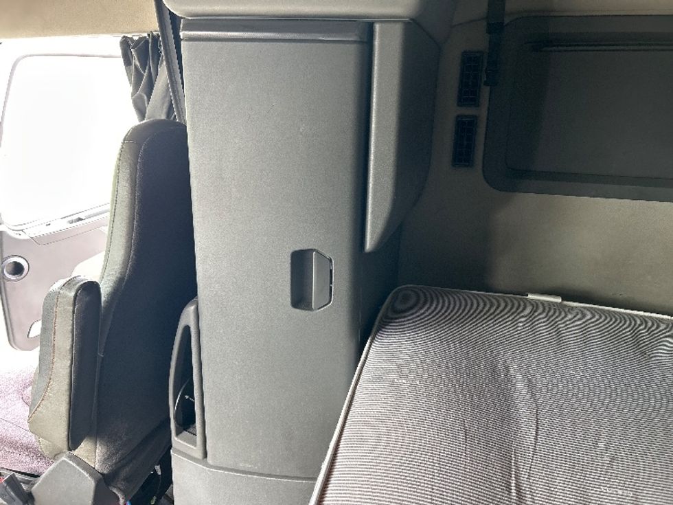 Sleeper Tractor-Heavy Duty Tractors-Volvo-2020-VNL64760-Milwaukee-WI-564,005\n\t\tmiles-$ 59,000 - Image 19