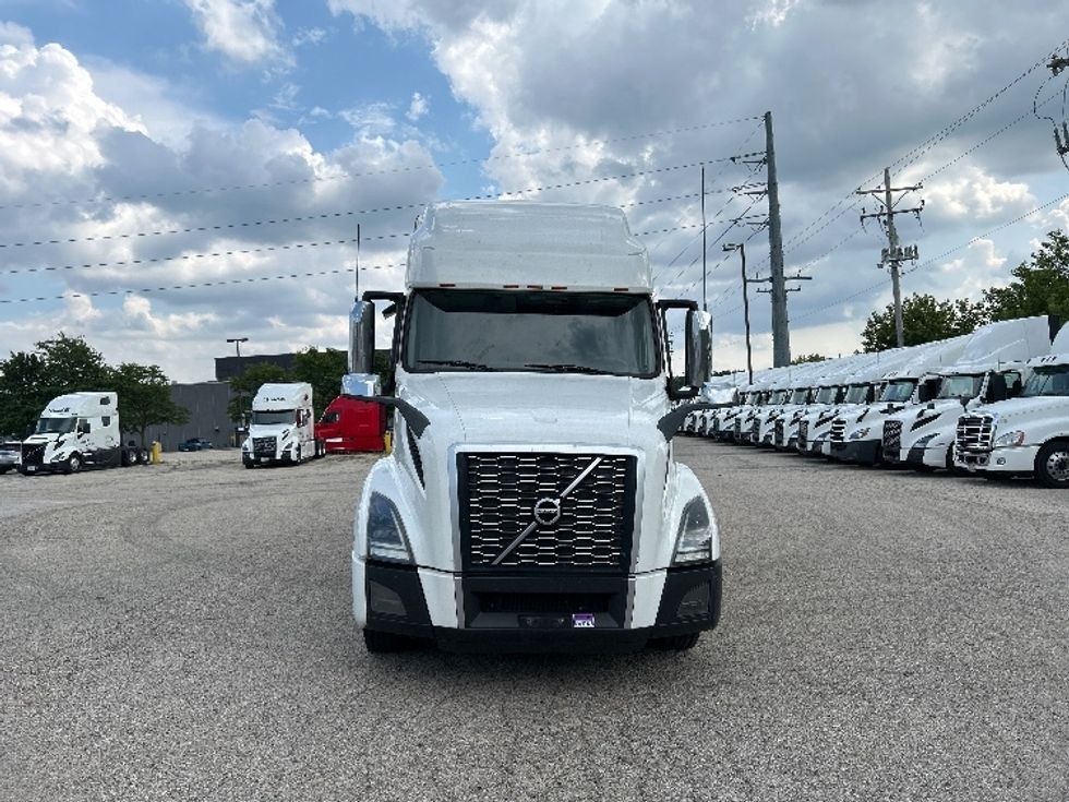 Sleeper Tractor-Heavy Duty Tractors-Volvo-2020-VNL64760-Milwaukee-WI-564,005\n\t\tmiles-$ 59,000 - Image 2