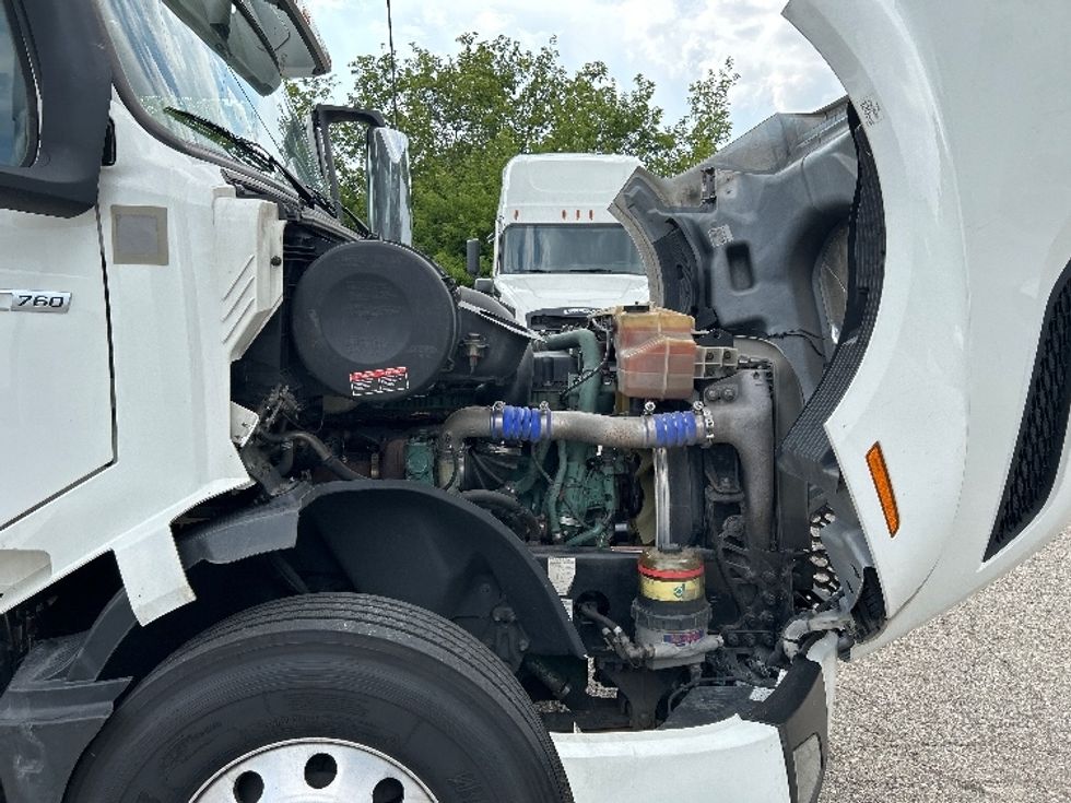 Sleeper Tractor-Heavy Duty Tractors-Volvo-2020-VNL64760-Milwaukee-WI-564,005\n\t\tmiles-$ 59,000 - Image 20