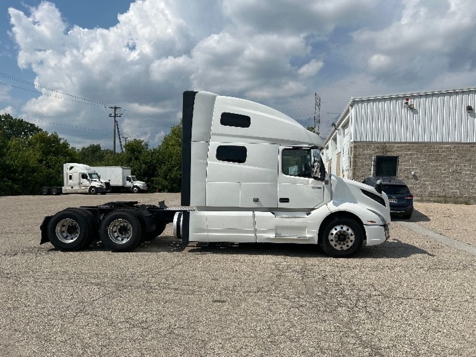 Sleeper Tractor-Heavy Duty Tractors-Volvo-2020-VNL64760-Milwaukee-WI-564,005\n\t\tmiles-$ 59,000 - Image 8