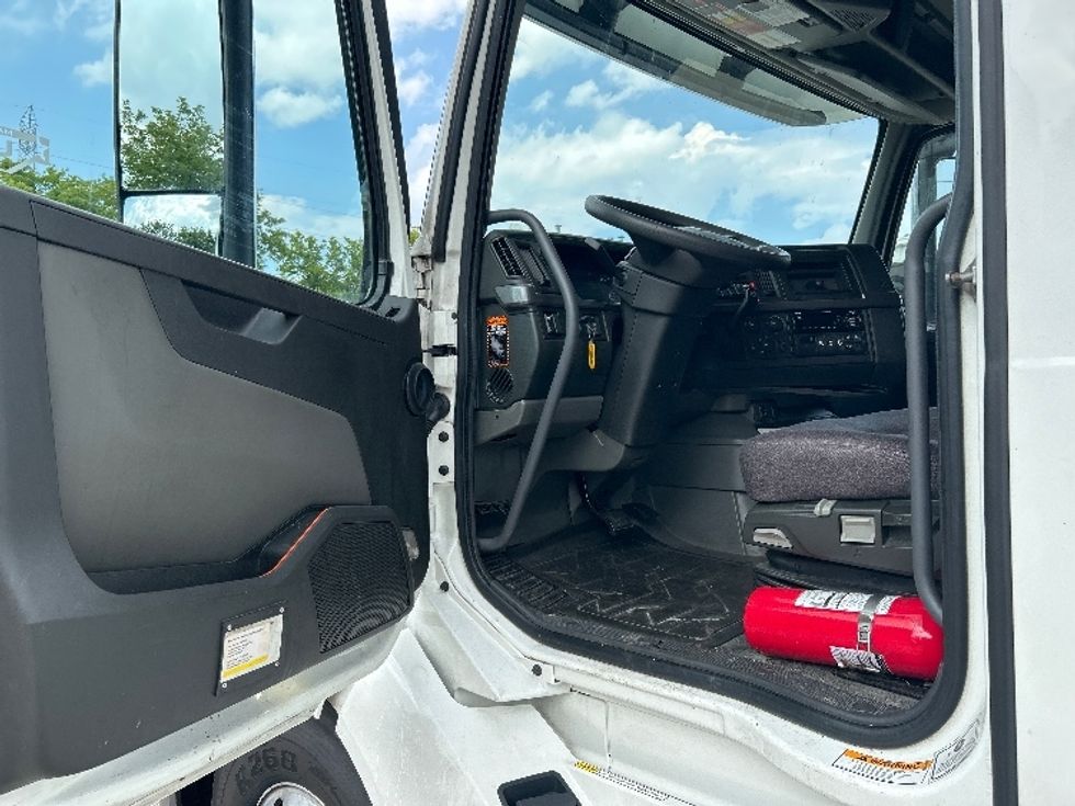 Sleeper Tractor-Heavy Duty Tractors-Volvo-2020-VNL64760-Milwaukee-WI-564,005\n\t\tmiles-$ 59,000 - Image 9
