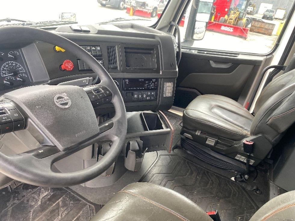 Sleeper Tractor-Heavy Duty Tractors-Volvo-2020-VNL64760-Milwaukee-WI-574,320\n\t\tmiles-$ 58,500 - Image 10