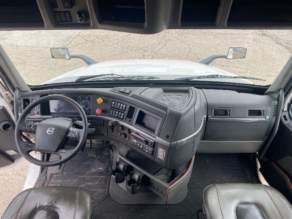 Sleeper Tractor-Heavy Duty Tractors-Volvo-2020-VNL64760-Milwaukee-WI-574,320\n\t\tmiles-$ 58,500 - Image 12