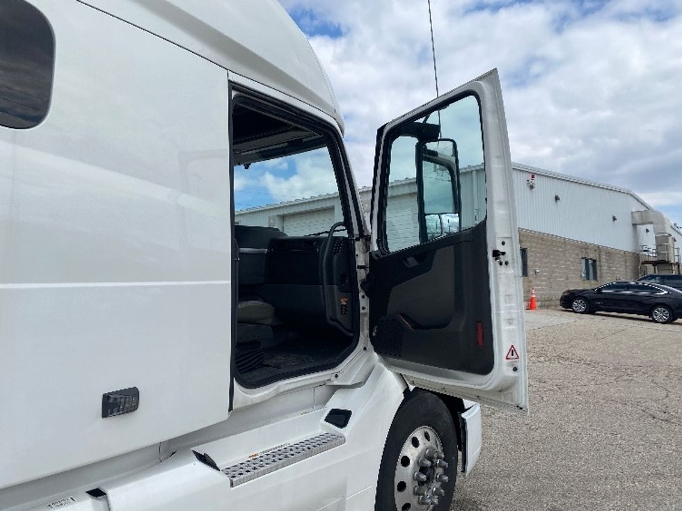 Sleeper Tractor-Heavy Duty Tractors-Volvo-2020-VNL64760-Milwaukee-WI-574,320\n\t\tmiles-$ 58,500 - Image 13