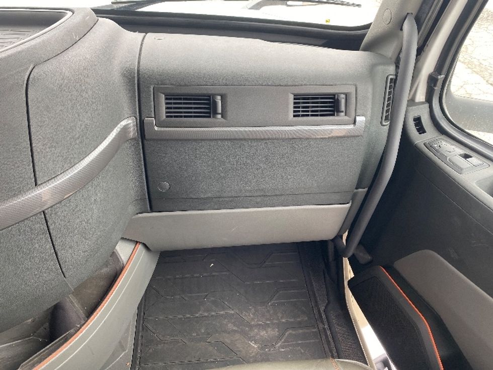 Sleeper Tractor-Heavy Duty Tractors-Volvo-2020-VNL64760-Milwaukee-WI-574,320\n\t\tmiles-$ 58,500 - Image 14