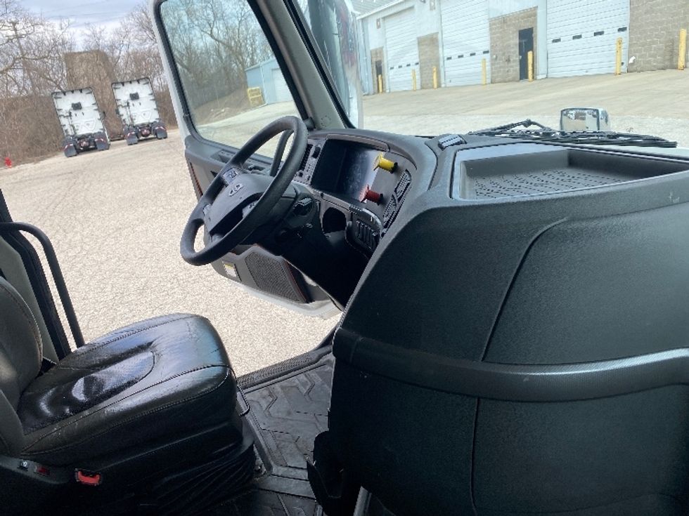 Sleeper Tractor-Heavy Duty Tractors-Volvo-2020-VNL64760-Milwaukee-WI-574,320\n\t\tmiles-$ 58,500 - Image 15
