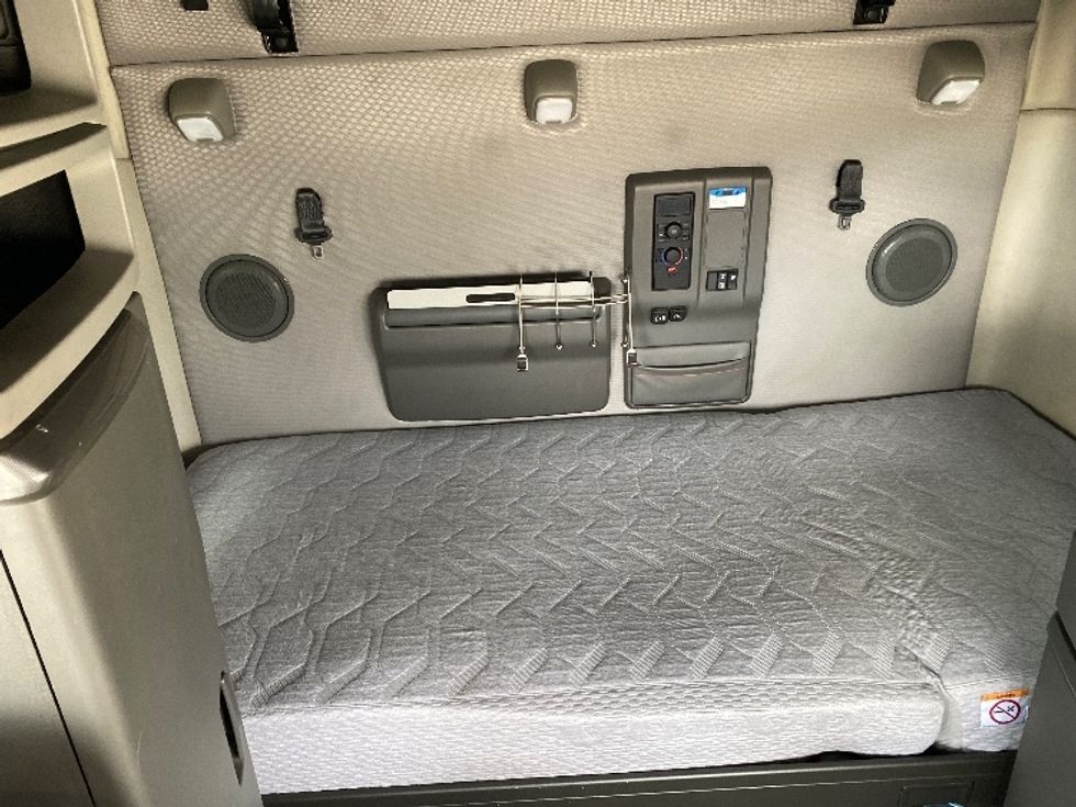 Sleeper Tractor-Heavy Duty Tractors-Volvo-2020-VNL64760-Milwaukee-WI-574,320\n\t\tmiles-$ 58,500 - Image 16