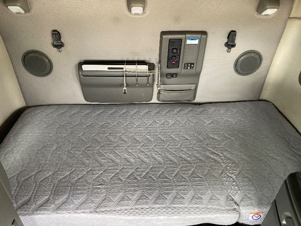 Sleeper Tractor-Heavy Duty Tractors-Volvo-2020-VNL64760-Milwaukee-WI-574,320\n\t\tmiles-$ 58,500 - Image 17