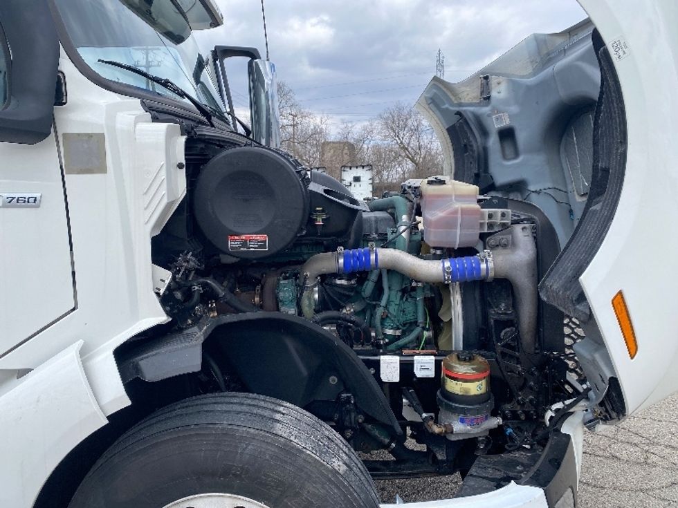 Sleeper Tractor-Heavy Duty Tractors-Volvo-2020-VNL64760-Milwaukee-WI-574,320\n\t\tmiles-$ 58,500 - Image 20