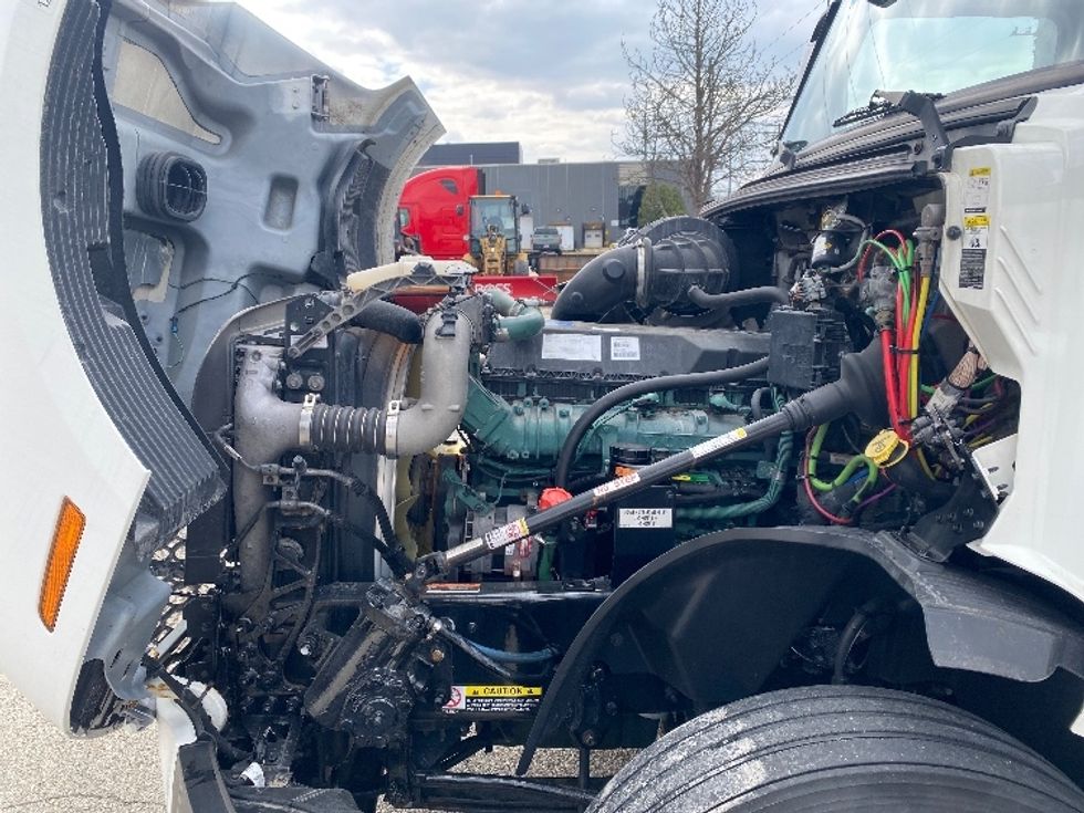 Sleeper Tractor-Heavy Duty Tractors-Volvo-2020-VNL64760-Milwaukee-WI-574,320\n\t\tmiles-$ 58,500 - Image 21