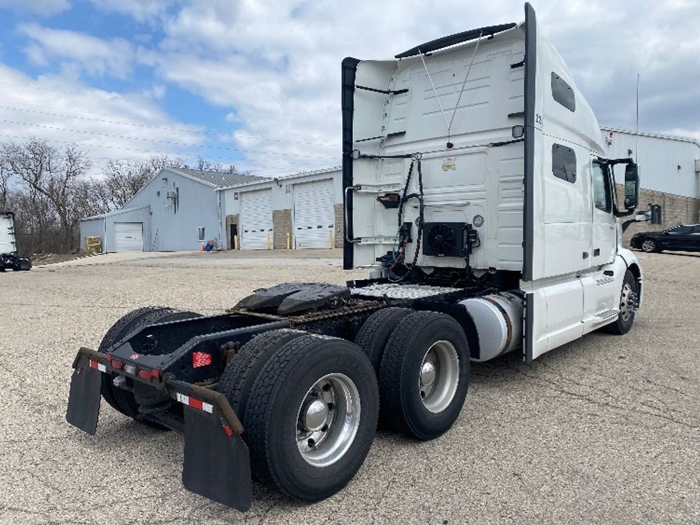 Sleeper Tractor-Heavy Duty Tractors-Volvo-2020-VNL64760-Milwaukee-WI-574,320\n\t\tmiles-$ 58,500 - Image 7