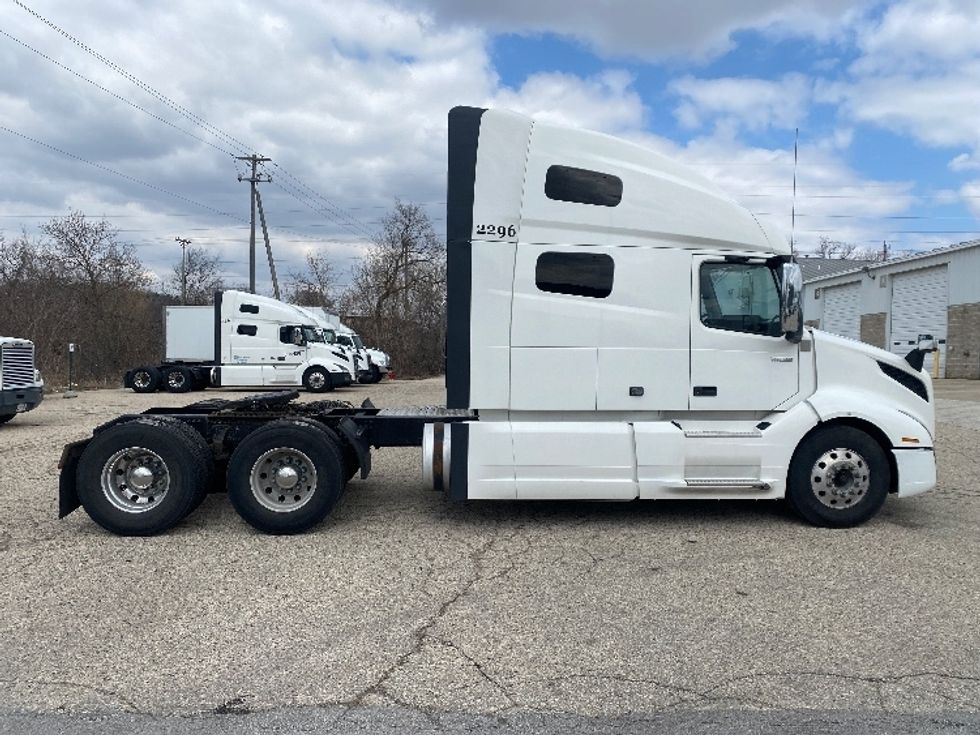 Sleeper Tractor-Heavy Duty Tractors-Volvo-2020-VNL64760-Milwaukee-WI-574,320\n\t\tmiles-$ 58,500 - Image 8