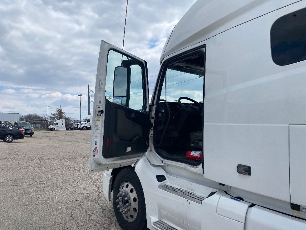 Sleeper Tractor-Heavy Duty Tractors-Volvo-2020-VNL64760-Milwaukee-WI-574,320\n\t\tmiles-$ 58,500 - Image 9