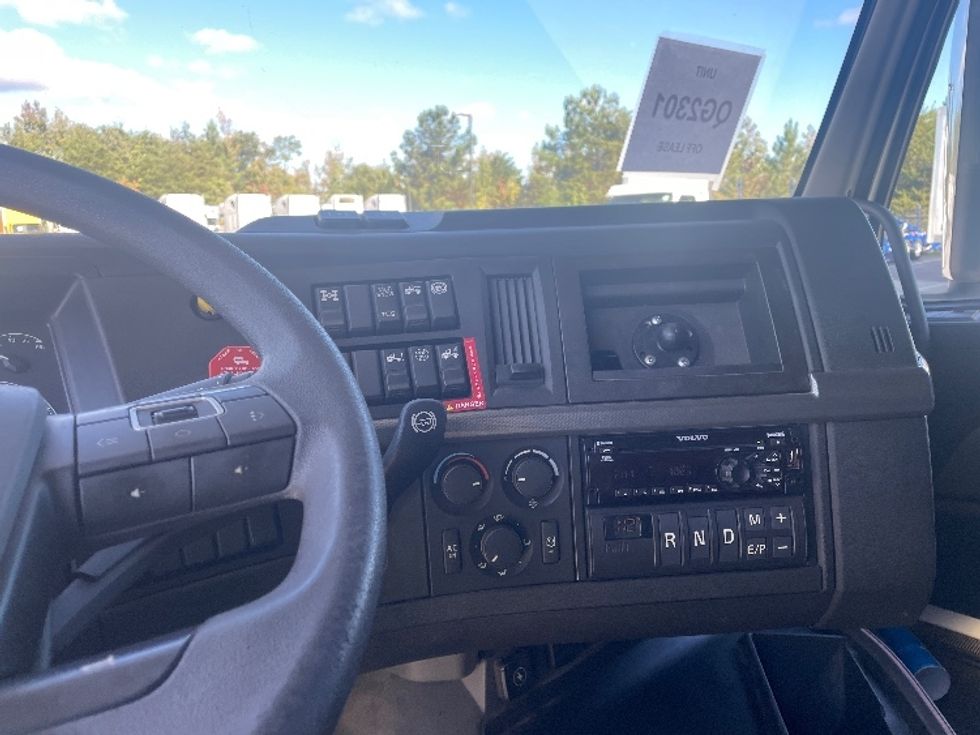 Sleeper Tractor-Heavy Duty Tractors-Volvo-2020-VNL64760-Milwaukee-WI-587,706\n\t\tmiles-$ 56,250 - Image 12