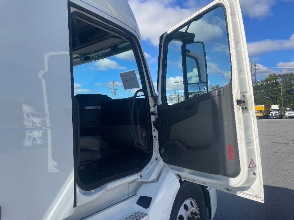 Sleeper Tractor-Heavy Duty Tractors-Volvo-2020-VNL64760-Milwaukee-WI-587,706\n\t\tmiles-$ 56,250 - Image 13