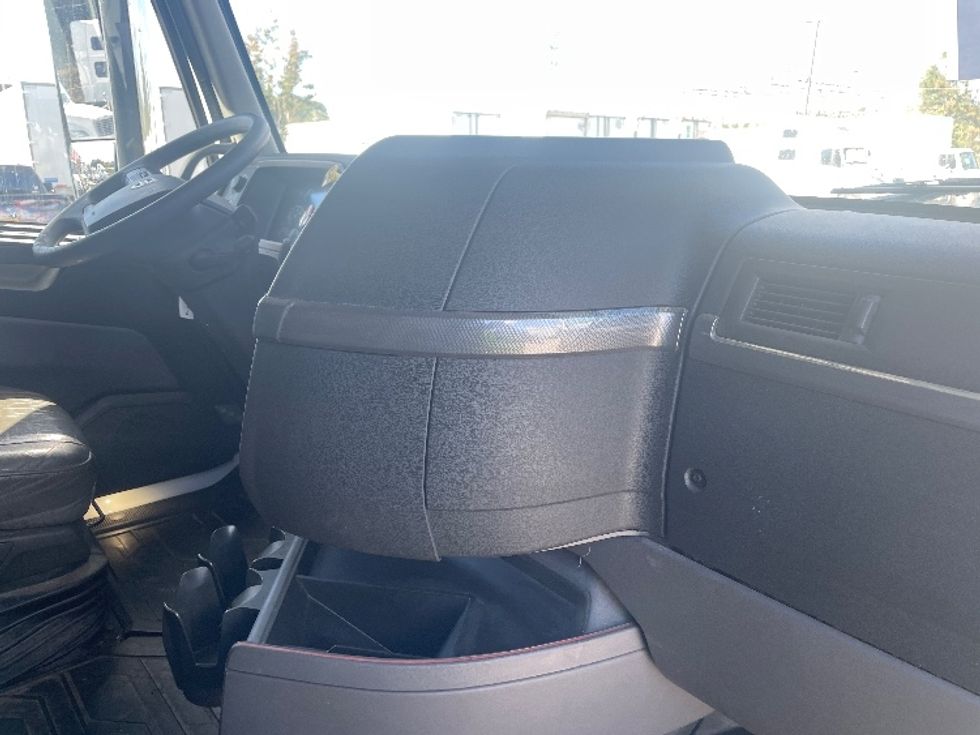 Sleeper Tractor-Heavy Duty Tractors-Volvo-2020-VNL64760-Milwaukee-WI-587,706\n\t\tmiles-$ 56,250 - Image 15