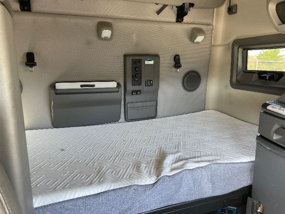 Sleeper Tractor-Heavy Duty Tractors-Volvo-2020-VNL64760-Milwaukee-WI-587,706\n\t\tmiles-$ 56,250 - Image 16