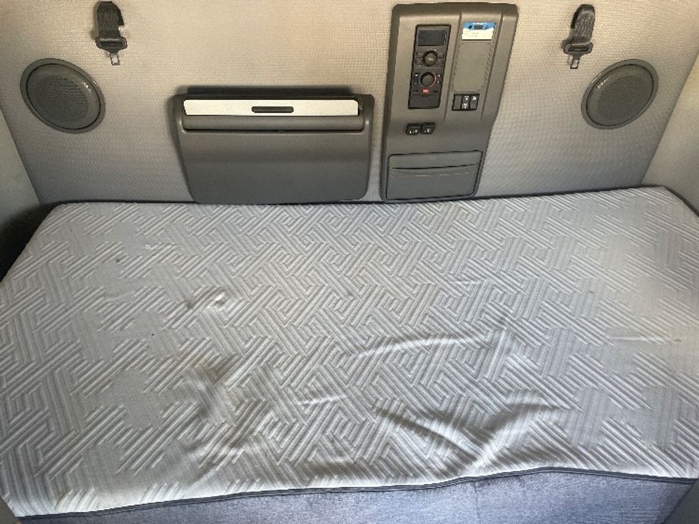 Sleeper Tractor-Heavy Duty Tractors-Volvo-2020-VNL64760-Milwaukee-WI-587,706\n\t\tmiles-$ 56,250 - Image 17