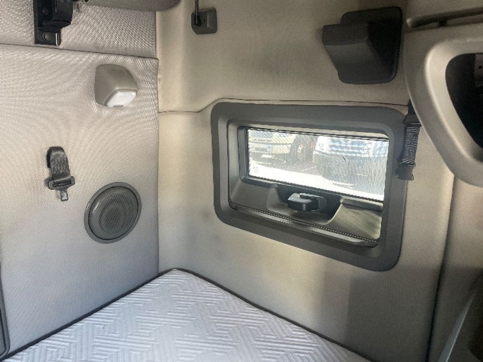 Sleeper Tractor-Heavy Duty Tractors-Volvo-2020-VNL64760-Milwaukee-WI-587,706\n\t\tmiles-$ 56,250 - Image 18