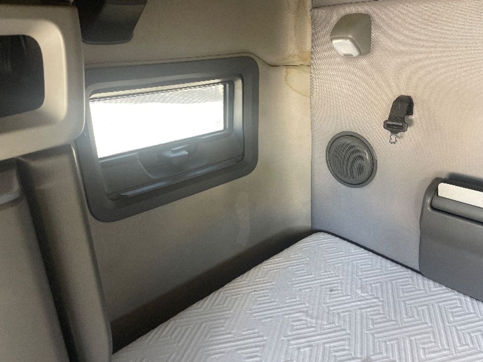 Sleeper Tractor-Heavy Duty Tractors-Volvo-2020-VNL64760-Milwaukee-WI-587,706\n\t\tmiles-$ 56,250 - Image 19