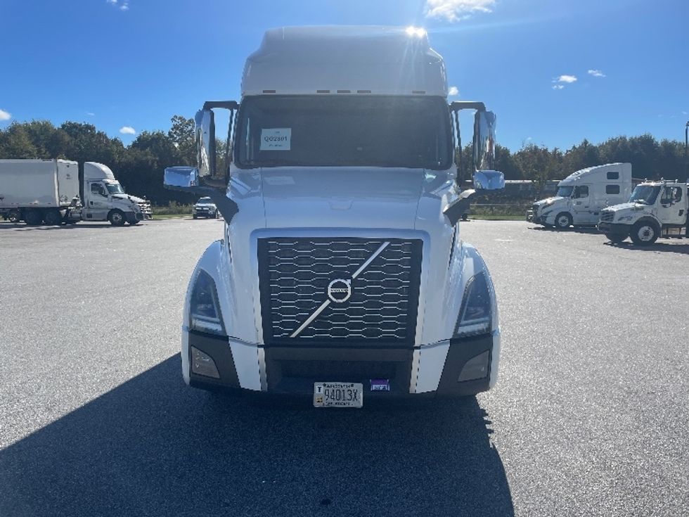 Sleeper Tractor-Heavy Duty Tractors-Volvo-2020-VNL64760-Milwaukee-WI-587,706\n\t\tmiles-$ 56,250 - Image 2