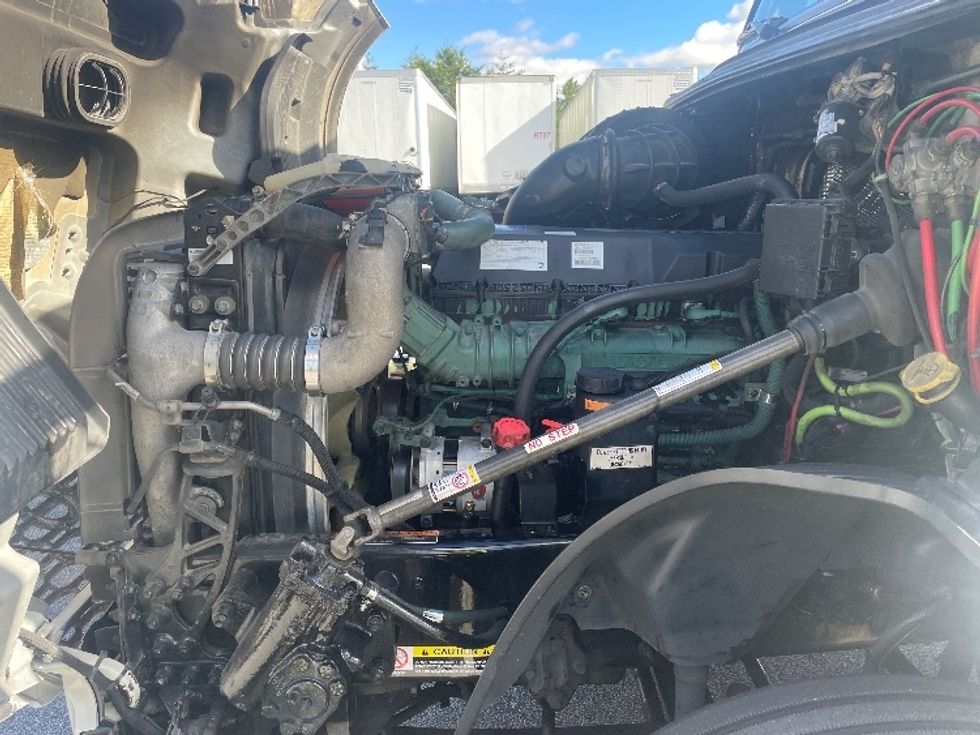 Sleeper Tractor-Heavy Duty Tractors-Volvo-2020-VNL64760-Milwaukee-WI-587,706\n\t\tmiles-$ 56,250 - Image 21
